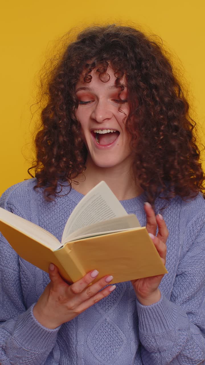Donna felice che legge storie di favole divertenti interessanti libri di svago hobby istruzione apprendimento