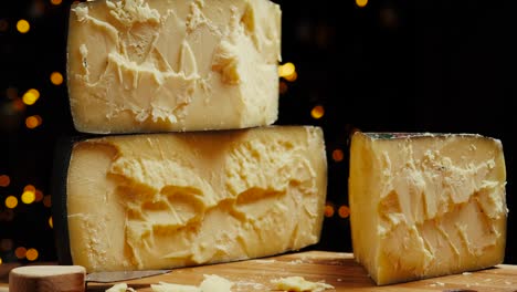 queso de cabeza dura media parmesano en tablero de madera. disparo de dolly-in