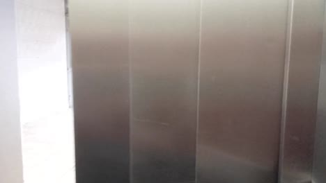 apertura de puertas de ascensor