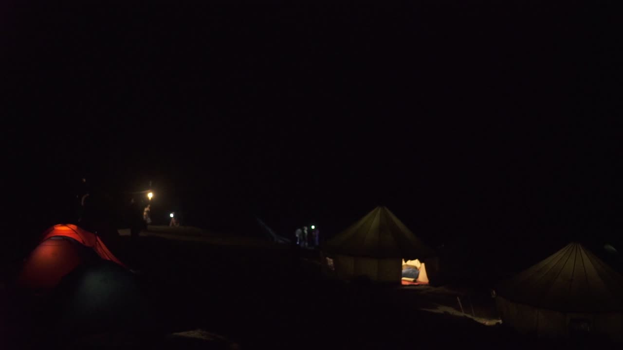 히말라야 에서 산책 하는 사람 들 이 밤 을 보내기 위해 세워진 텐트 마을