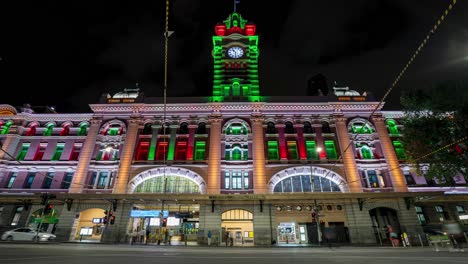 Lapso-De-Tiempo-Navideño-Nocturno-De-Proyecciones-De-Luces-Navideñas-En-La-Fachada-De-La-Icónica-Estación-De-Tren-De-Flinders-Street-Estación-De-Flinders-En-La-Entrada-De-Elizabeth-Street,-Melbourne,-Victoria,-Australia