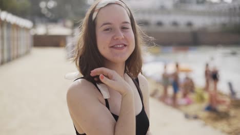 hermosa chica emite toda la belleza interior y física a orillas de la costa brava, cataluña.