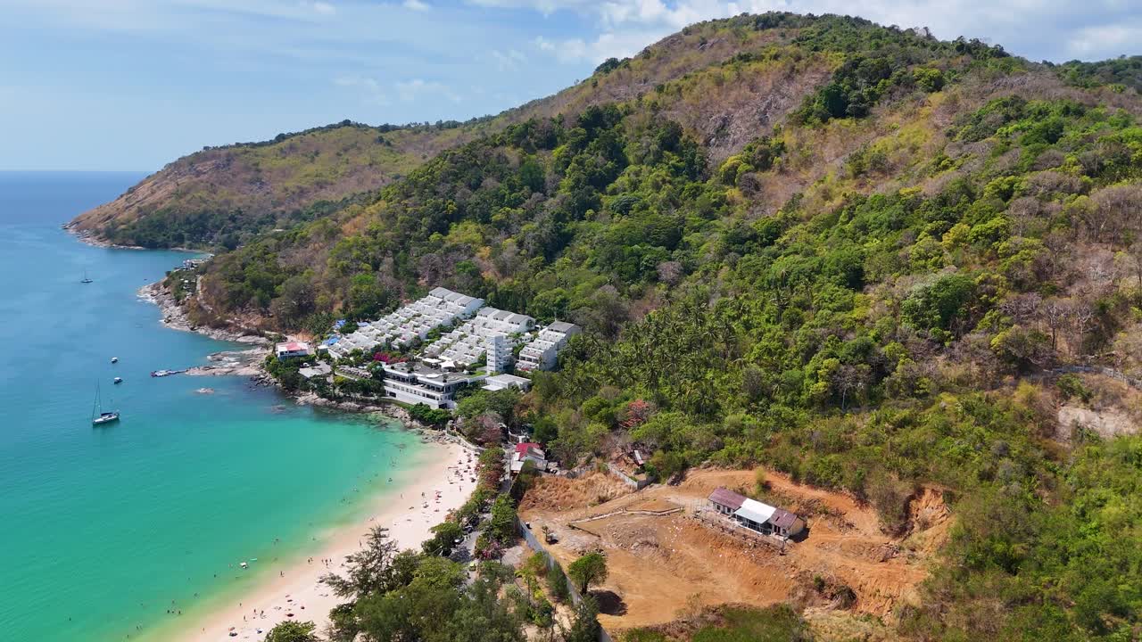 공중 촬영은 푸켓의 울창한 언덕, 럭셔리 리조트, 그리고 은 하늘 아래의 활기찬 해안선을 포착합니다. 도시 풍경과 조용한 강으로 전환합니다.