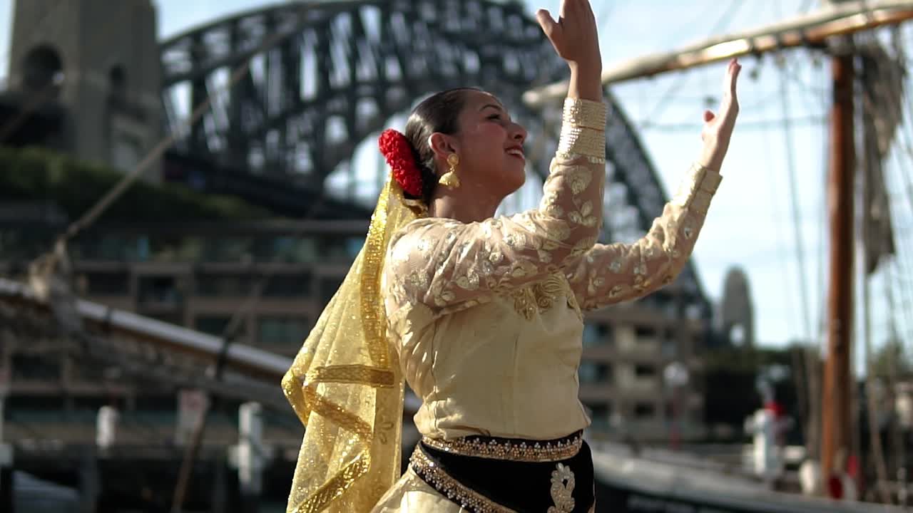 hermosa bailarina de danza clásica india frente al puente del puerto de sídney, australia - medio