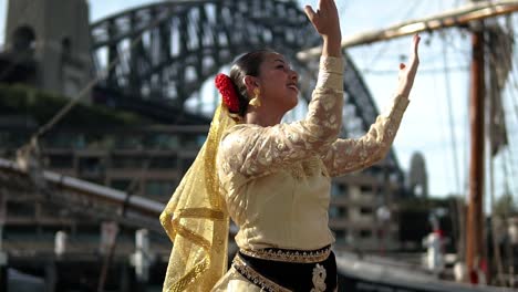 Schöne-Tänzerin-Des-Klassischen-Indischen-Tanzes-Vor-Der-Sydney-Harbour-Bridge,-Australien-–-Mittelgroß