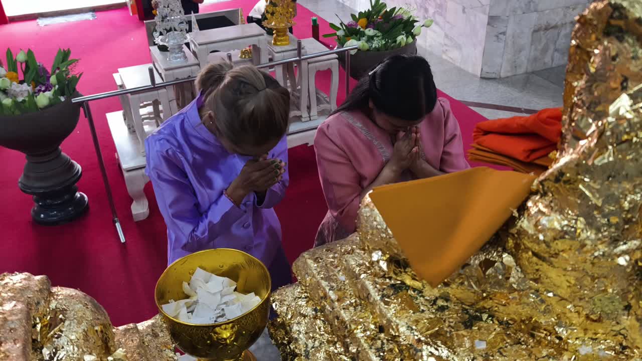 태국 사원 의식 - 금 잎 제물