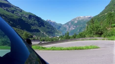 Ein-Paar-Fährt-Mit-Dem-Wohnmobil-Auf-Einer-Bergstraße-In-Norwegen.