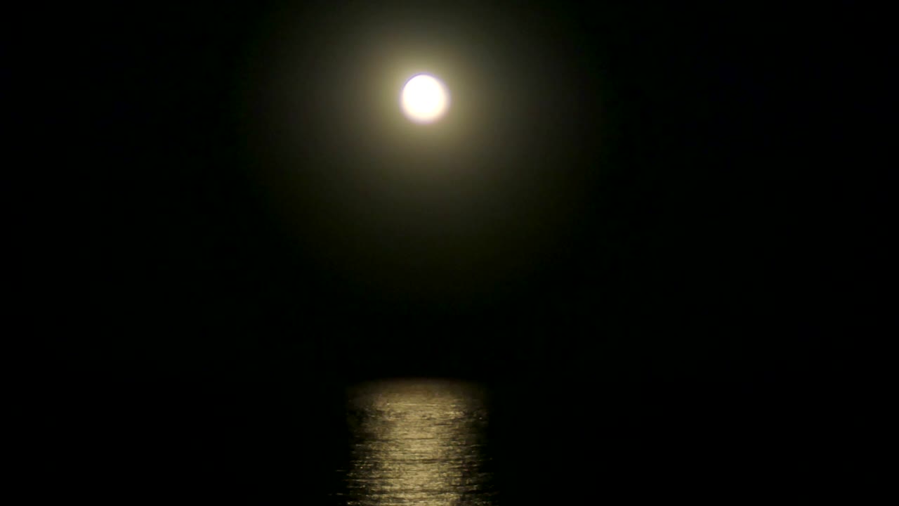 luna piena sopra il mare 4k