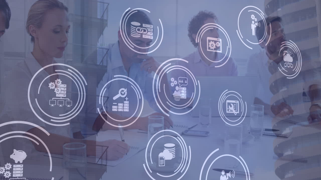video de íconos de la tecnología sobre fondo azul con diversos empresarios hablando en la oficina
