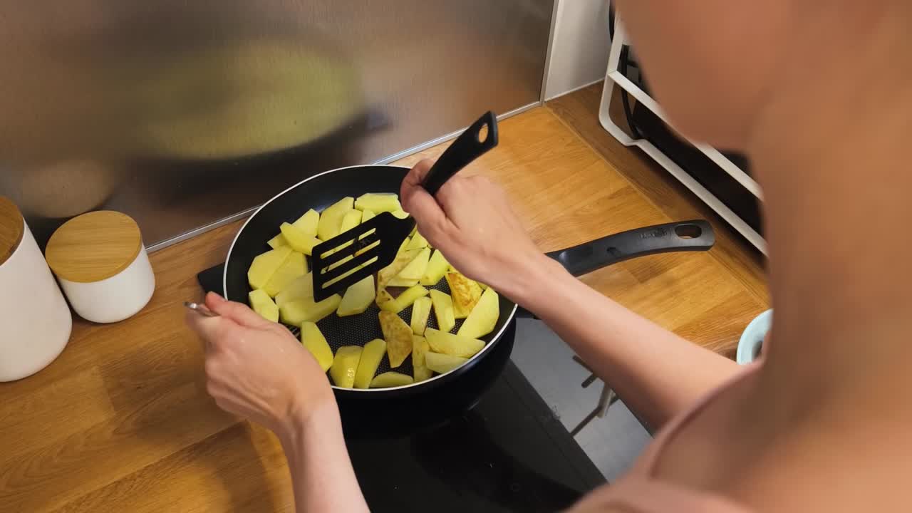 Cooking potatoes in a frying pan