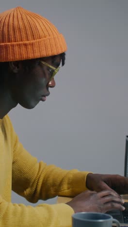 joven trabajando en una computadora portátil