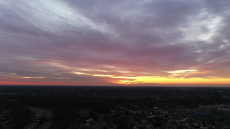 Eine-Drohnenansicht-Einer-Long-Island-Nachbarschaft-Bei-Sonnenaufgang-Mit-Bewölktem-Himmel