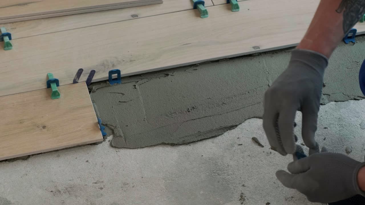 construcción, renovación, reparación de apartamentos. instalación de azulejos de cerámica para el suelo - medición y corte de las piezas. cortes de azulejas. corte de azulajes