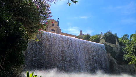 Cámara-Lenta,-Cascada-En-Montjuic,-Barcelona,-España-En-Un-Caluroso-Y-Soleado-Día-De-Verano