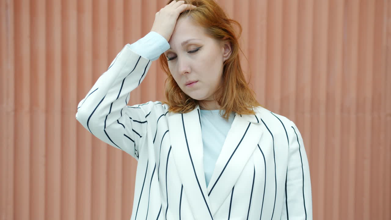 고통스러워 보이는 여자