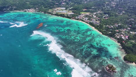 playa anse royale en la isla de mahe en las seychelles victoria