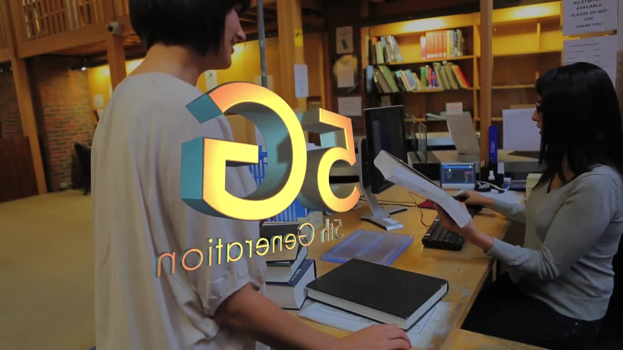 animación de un cartel de texto 5g sobre una bibliotecaria biracial escaneando libros en la biblioteca de la universidad.