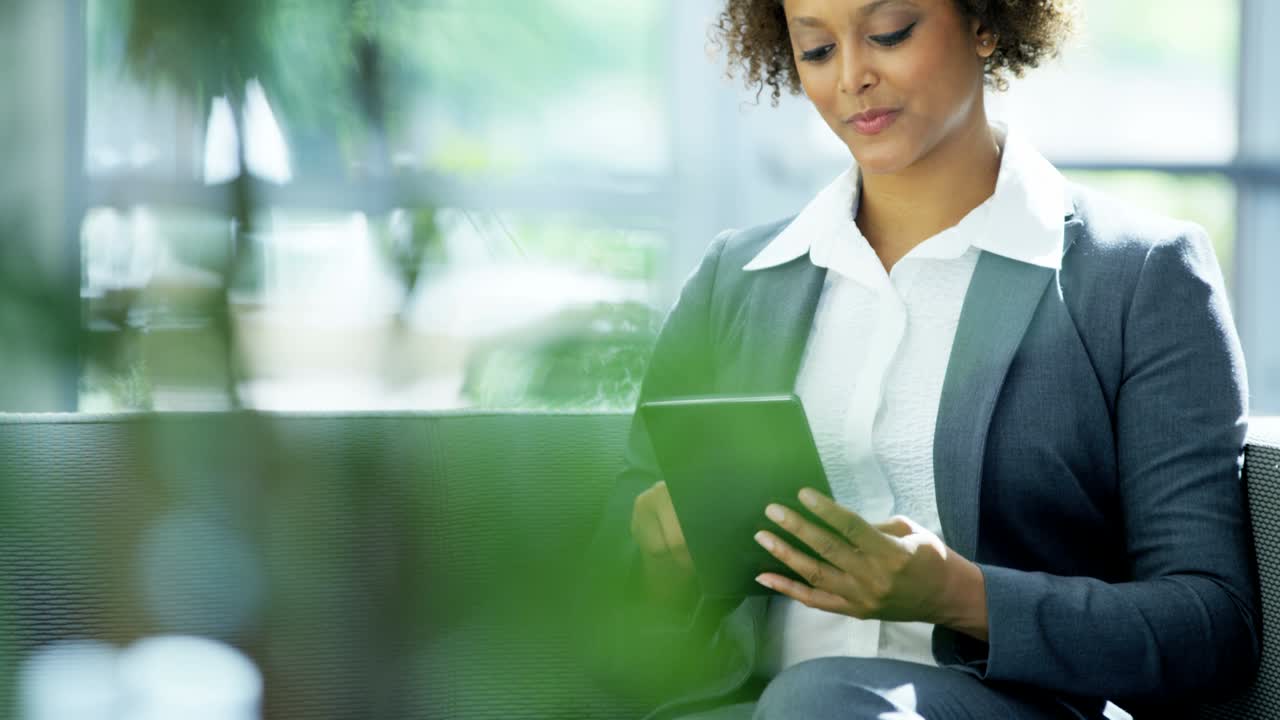 retrato de una gerente de publicidad étnica que utiliza tecnología de tableta