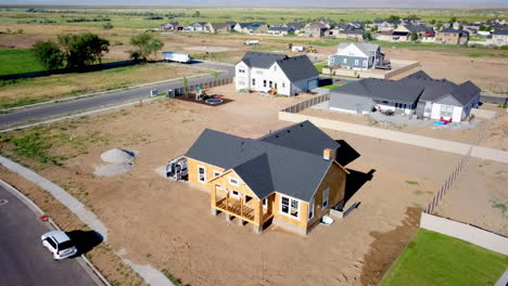 un dron disparó flotando alrededor de una casa recién construida con sus paredes y techo apenas colocados