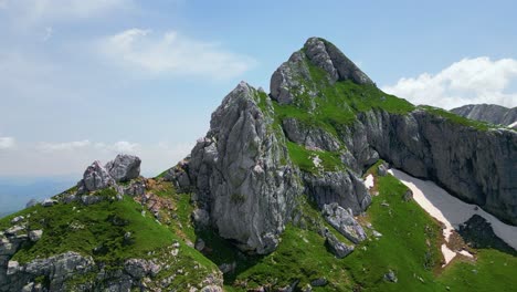 Berggipfel-Am-Himmel,-Sommergletscher,-Luftpanorama,-Montenegro