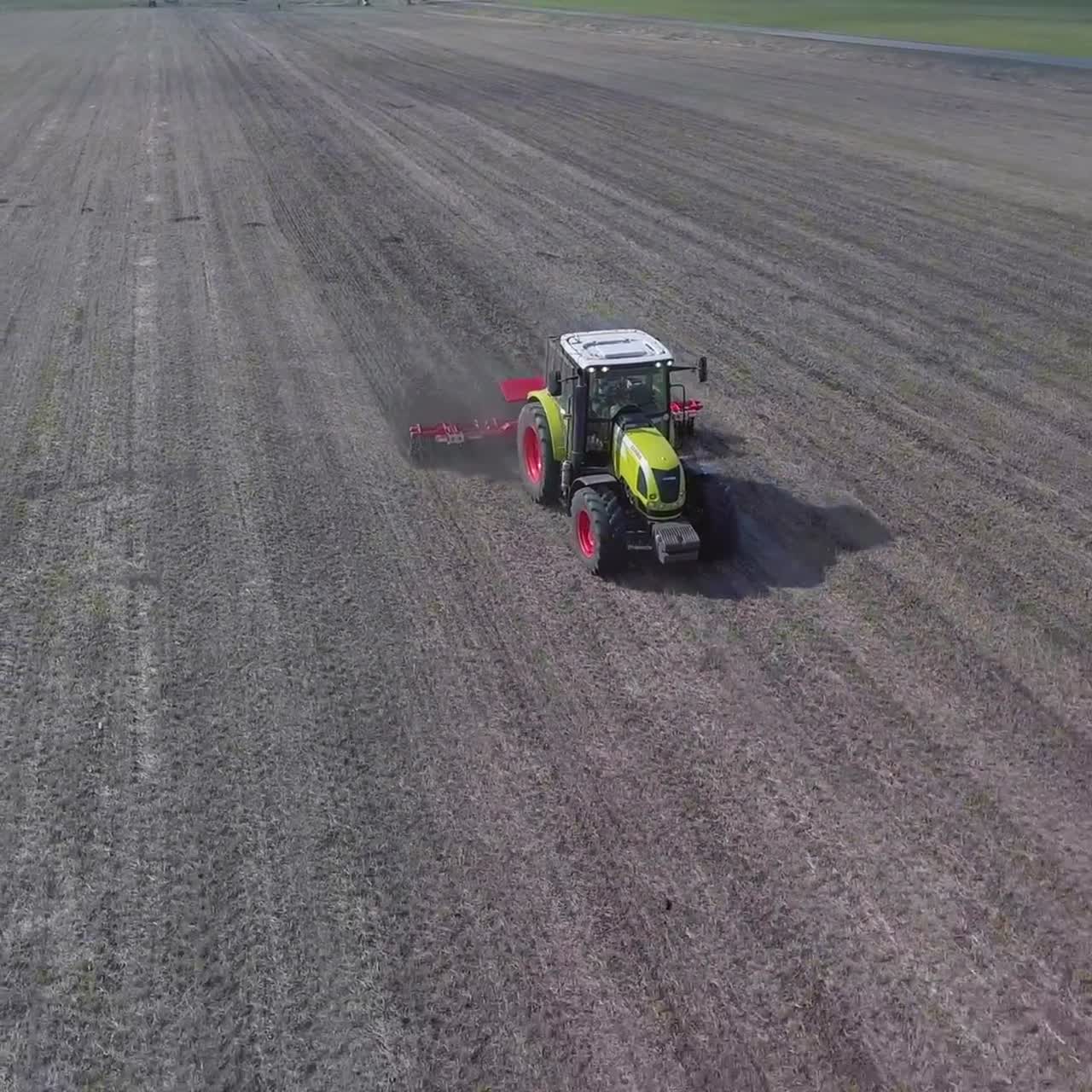 el tractor dibuja un dispositivo agrícola para desgarrar la tierra 1