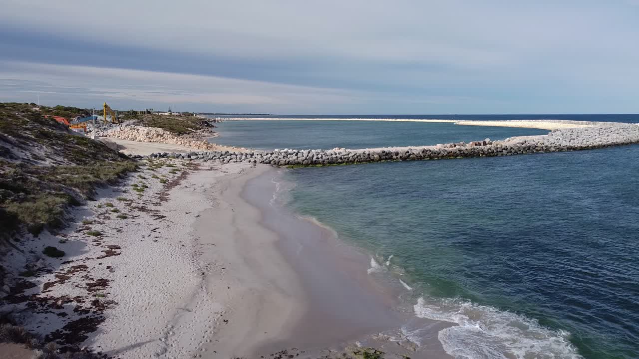 vista aérea hacia el desarrollo del puerto deportivo ocean reef, perth, australia