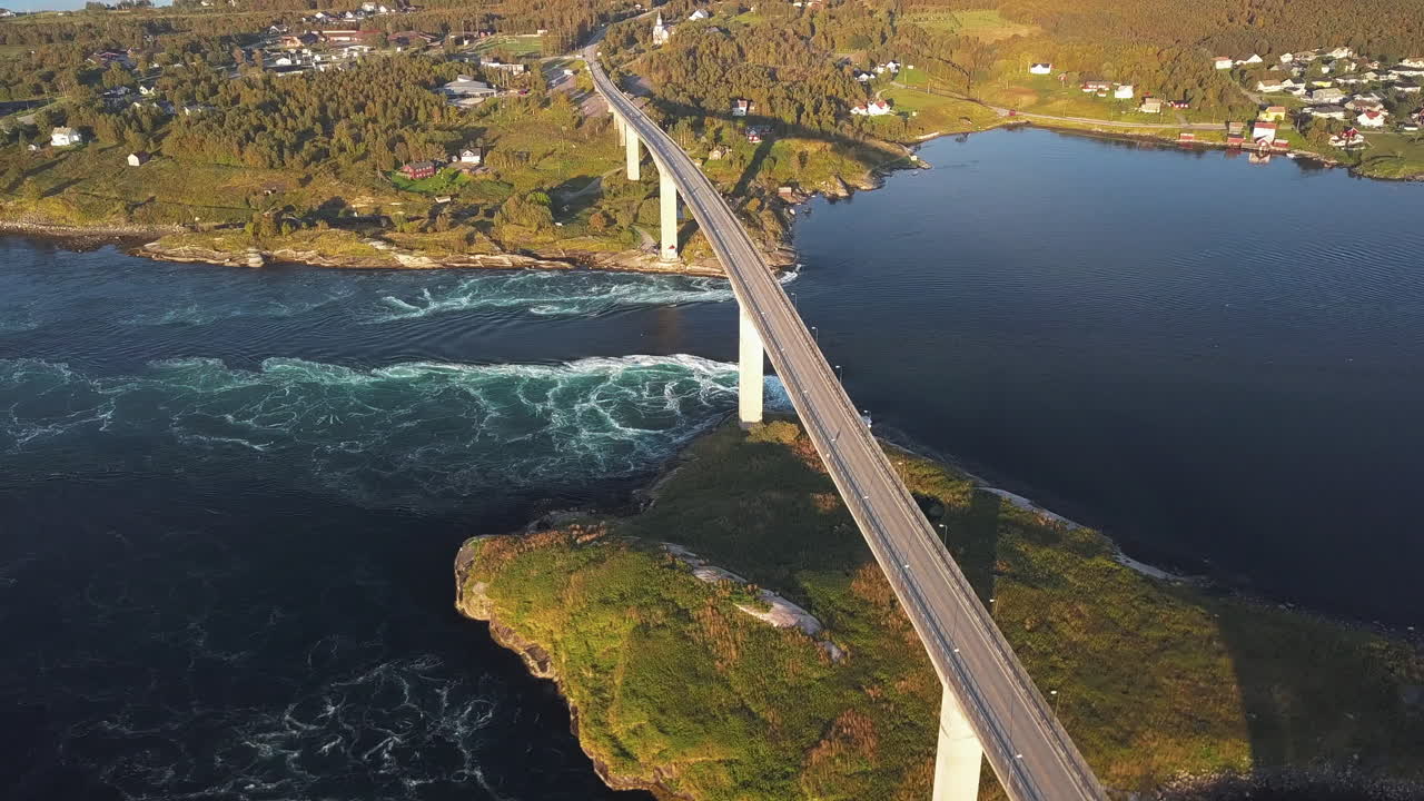 Splendida ripresa con drone che mostra il maelstrom più potente del mondo, Saltstraumen in Norvegia