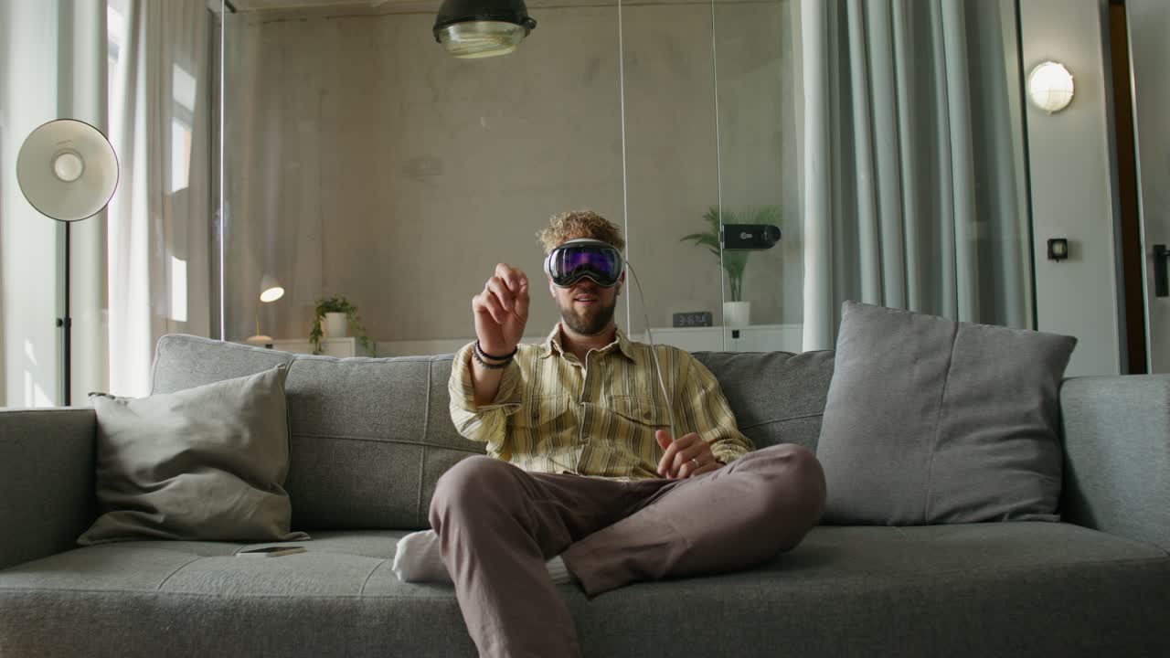 hombre con auriculares vr en un sofá