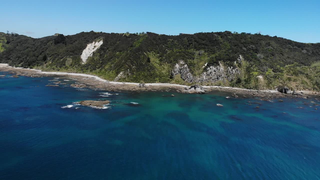 아름다운 날 망가와이 머리 위를 날아다니는 무인 항공기가 경치를 전체적으로 볼 수 있는 왼쪽에서 오른쪽으로 움직입니다.