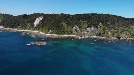 Drones-Volando-Sobre-Las-Cabezas-De-Mangawhai-En-Un-Hermoso-Día,-Moviéndose-De-Izquierda-A-Derecha,-Con-Una-Vista-General-De-La-Vista-Panorámica