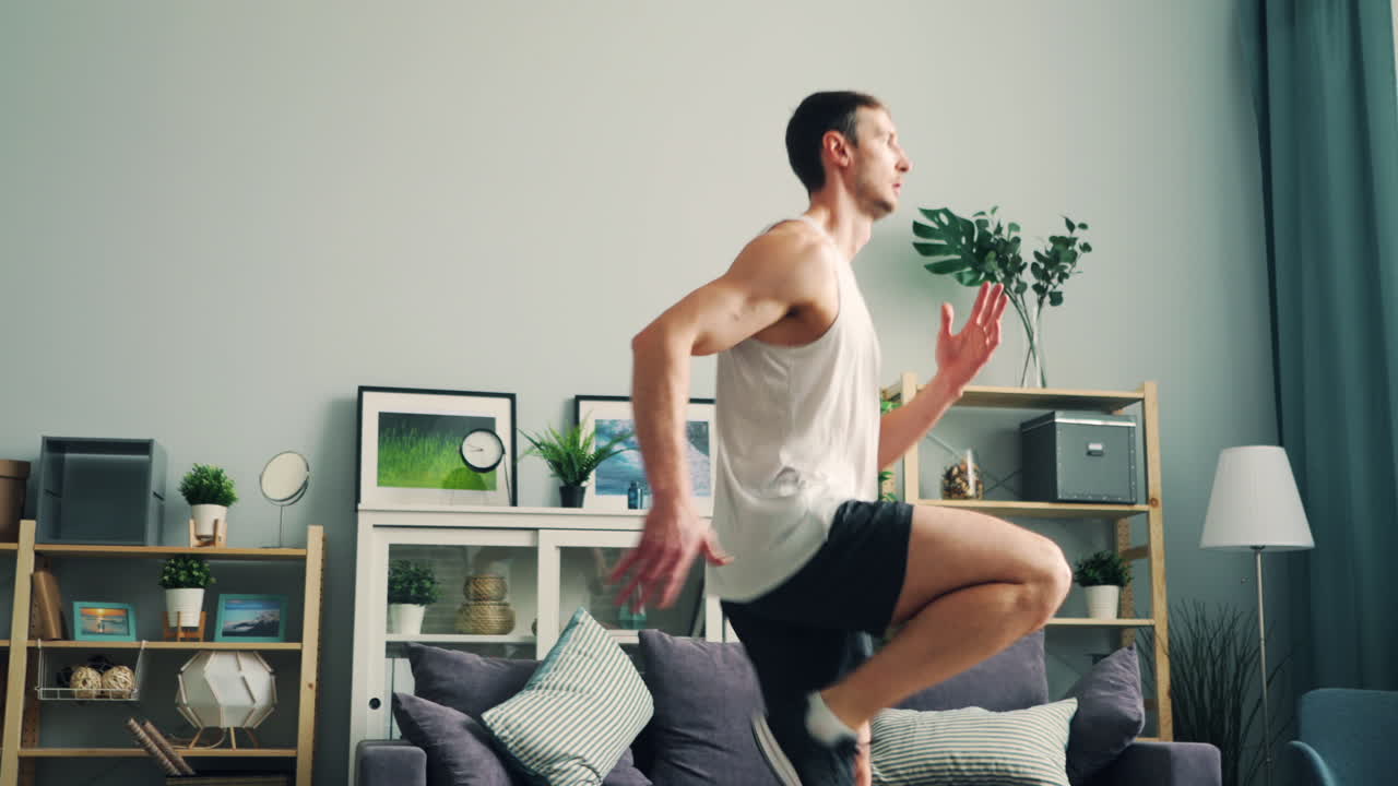 집에서 점핑 잭을 하는 남자