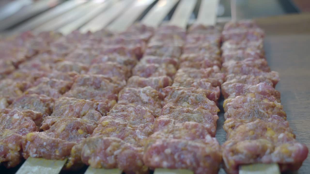 File di deliziosi kebab di carne infilzati negli spiedini