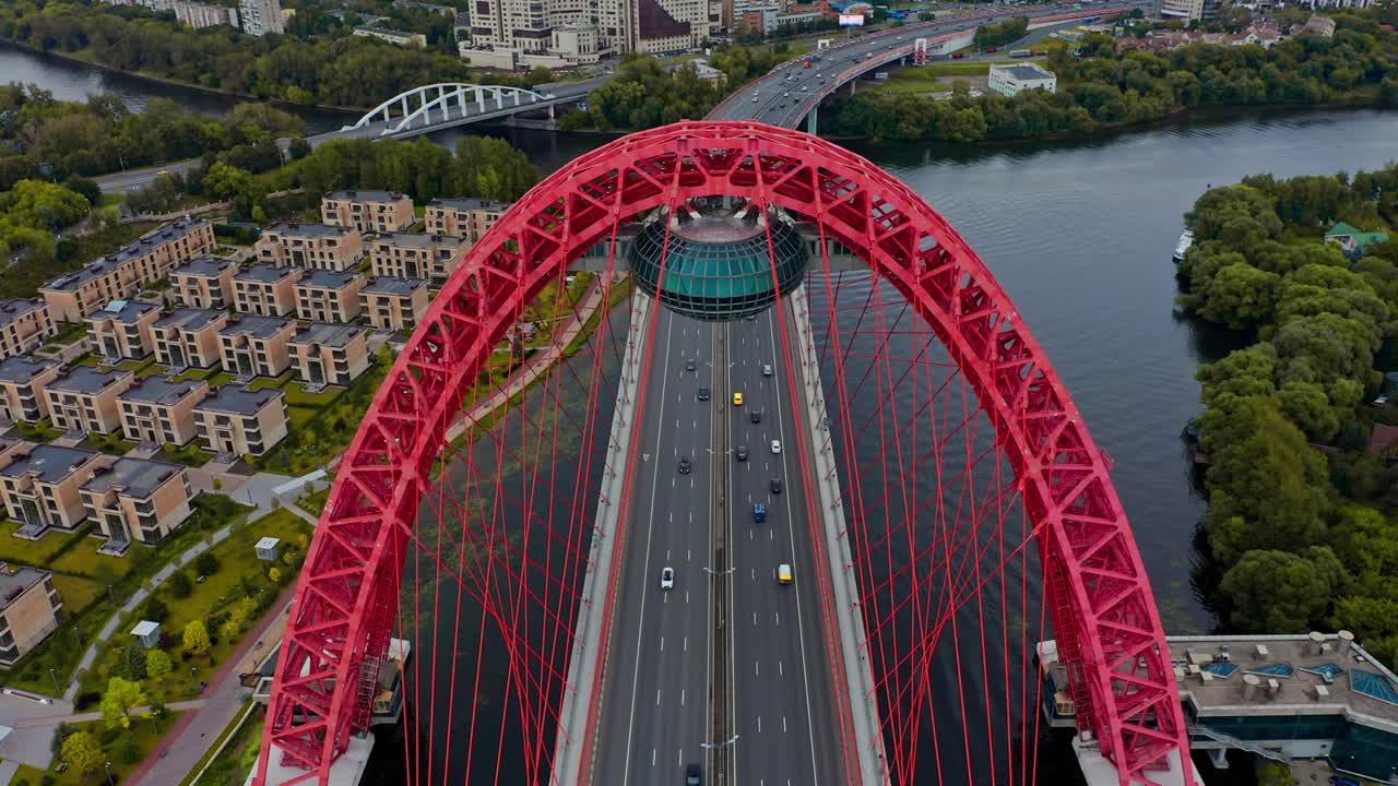 antena sobre el puente de la carretera, moscú, rusia