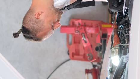 mecánico que trabaja en un motor de automóvil