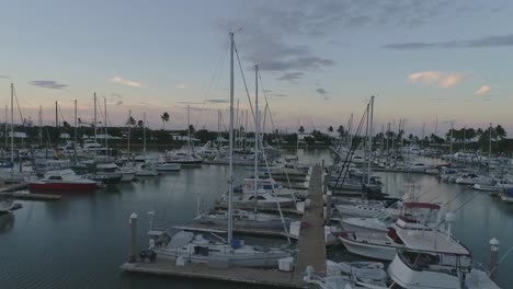 Yates-Y-Barcos-Durante-La-Puesta-De-Sol,-Ko-Olina,-Hawaii-Marina