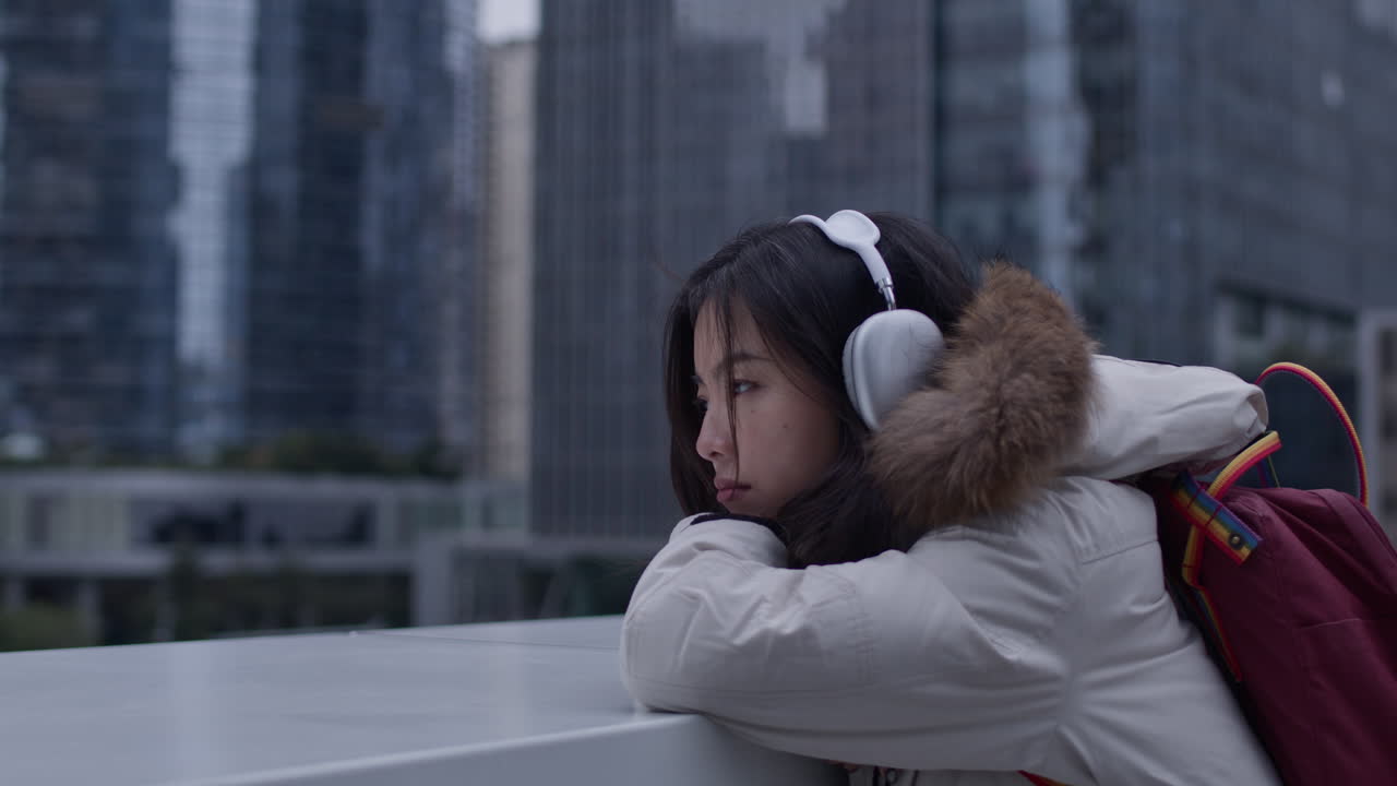 큰 도시에서 젊은 꿈꾸는 아시아 소녀와 도시 장면, dolly in