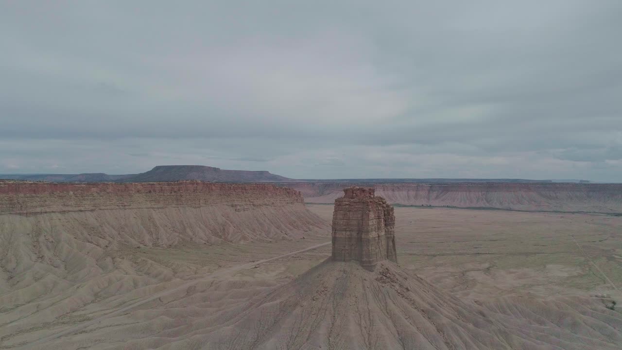 toma de un dron de un monumento rocoso en la región de las cuatro esquinas
