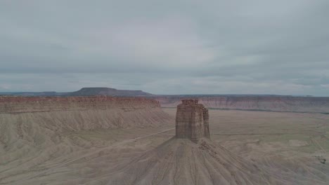 toma de un dron de un monumento rocoso en la región de las cuatro esquinas