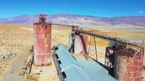 Antena-Sobre-Una-Planta-De-Fábrica-De-Vidrio-Abandonada-A-Lo-Largo-De-La-Autopista-395-En-Owens-Lake-Owens-Valley,-California-1