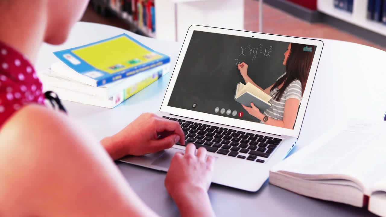 estudiante caucásica usando una computadora portátil en videollamada con una maestra
