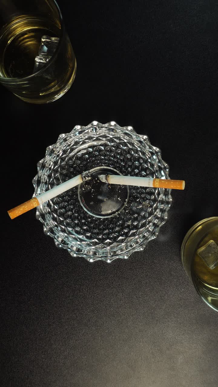 Küllükte Sigaralar ve Viski Bardakları, Dikey Yukarıdan Aşağıya Bakış