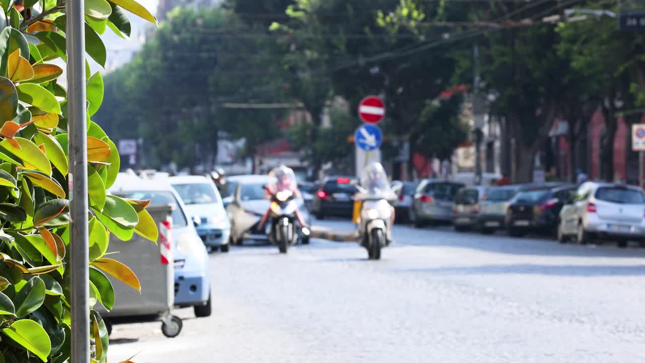 이탈리아 나폴리에서 교통을 조종하는 스쿠터
