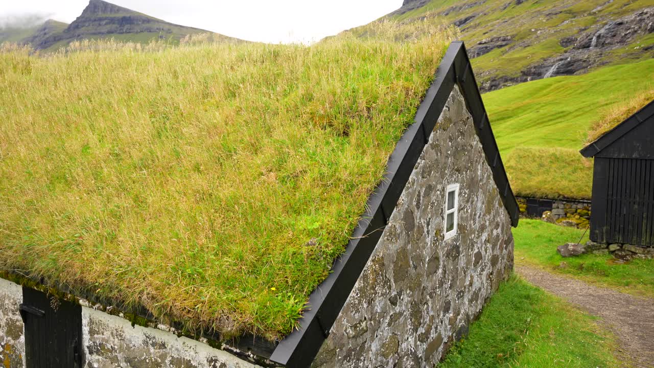 페로 제도 (faroe islands) 의 사크손 마을의 전통적인 잔디로 인 지붕의 근접 사진
