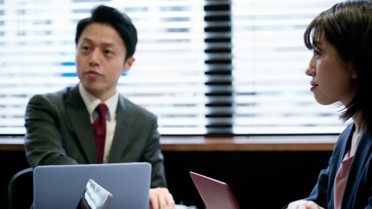 회의에서 아시아인 사업가.