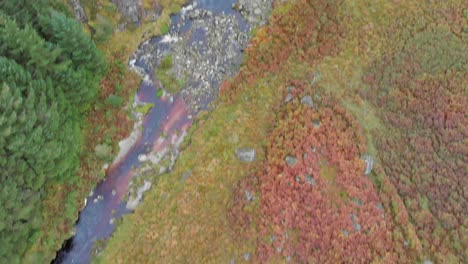 Toma-Aérea-De-Una-Cascada-En-Irlanda-En-Un-Día-Nublado-Y-Frío