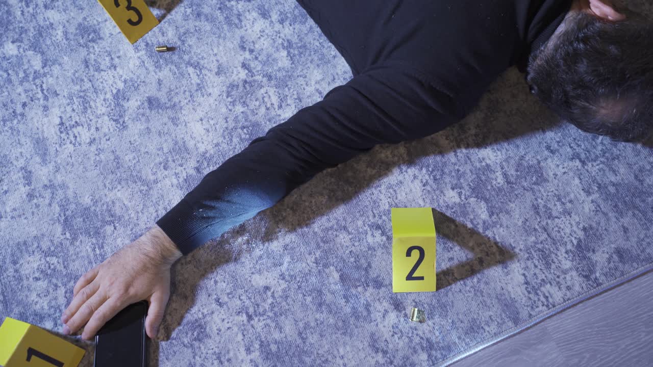 el hombre fue asesinado con un arma en su casa, escena del crimen.