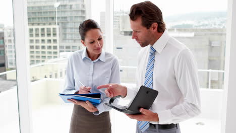 equipo de negocios planeando sus horarios juntos