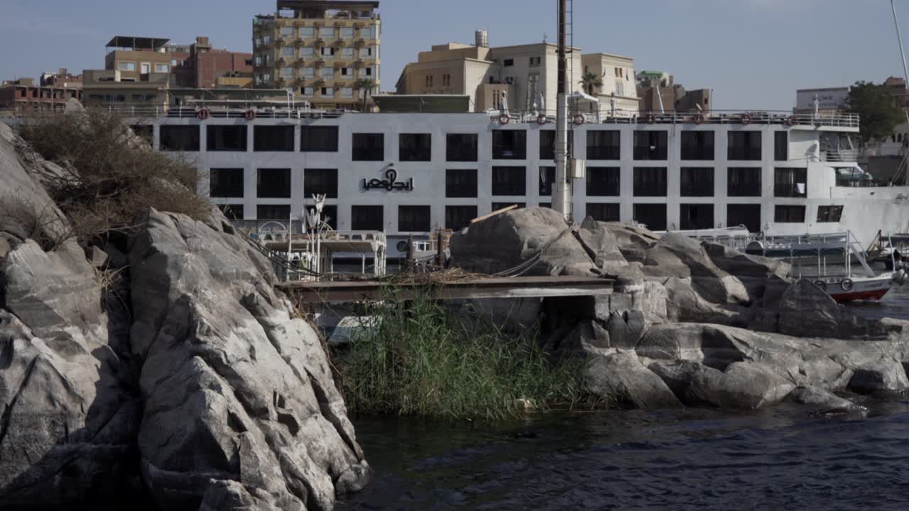 flotando por el río nilo en egipto hacia el sur hasta los pueblos bereberes para explorar y disfrutar de las vistas y los olores