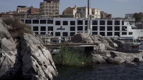 Flotando-Por-El-Río-Nilo-En-Egipto-Hacia-El-Sur-Hasta-Los-Pueblos-Bereberes-Para-Explorar-Y-Disfrutar-De-Las-Vistas-Y-Los-Olores