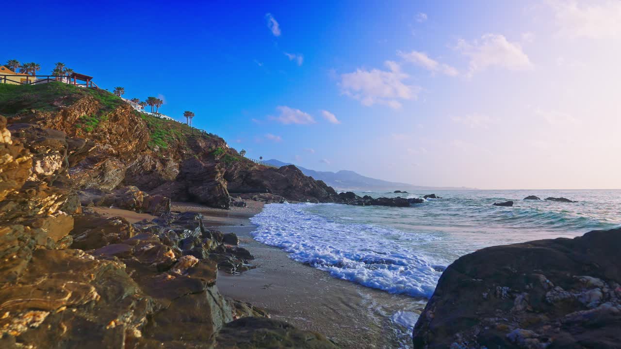 океанские волны в замедленном движении на небольшом скалистом пляже